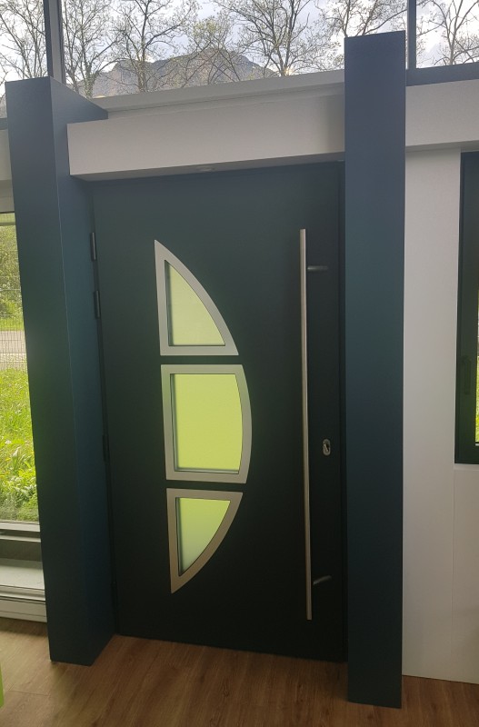 Installation de porte d'entrée monobloc aluminium Schuco sur mesure sur St Egreve